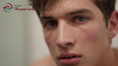 Молодой человек с каплями пота на лбу